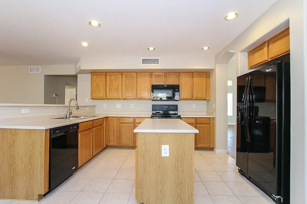 3 bed, 3.0 bath, 2481 sqft, $2,740 — Photo 3