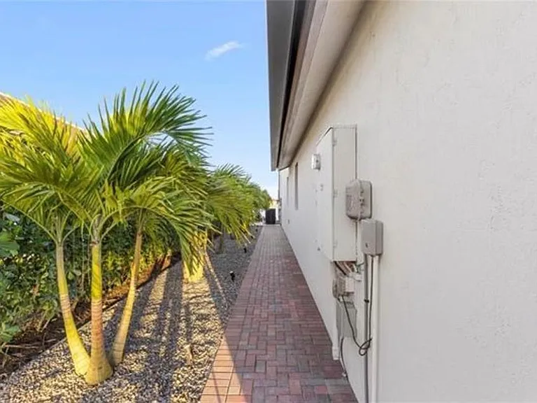 4796 Sophia Dr — Photo 10