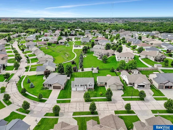 8015 Mandalay Dr, Lincoln, NE 68516