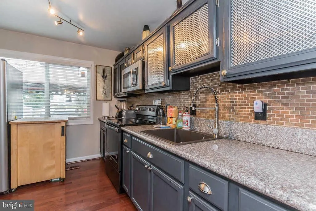 4 bed, 2.5 bath, 1950 sqft, $2,500 — Photo 2