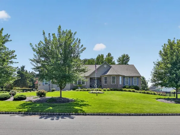 15 Skyline Cir, Sewell, NJ 08080