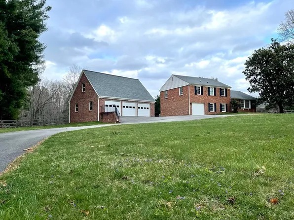 703 Kentland Dr, Great Falls, VA 22066