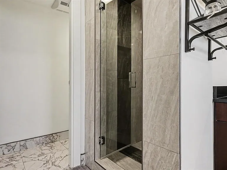 321 NE 4th St #32 — Photo 24