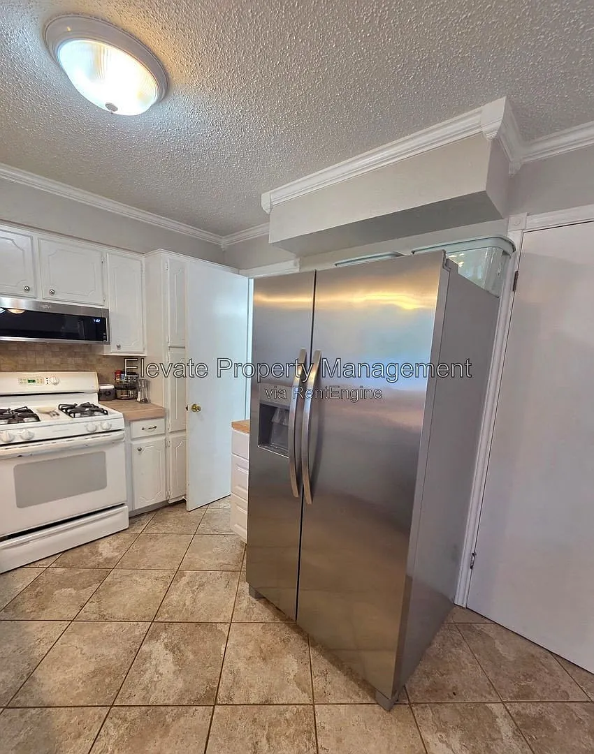 4 bed, 2.5 bath, 1995 sqft, $1,695 — Photo 3