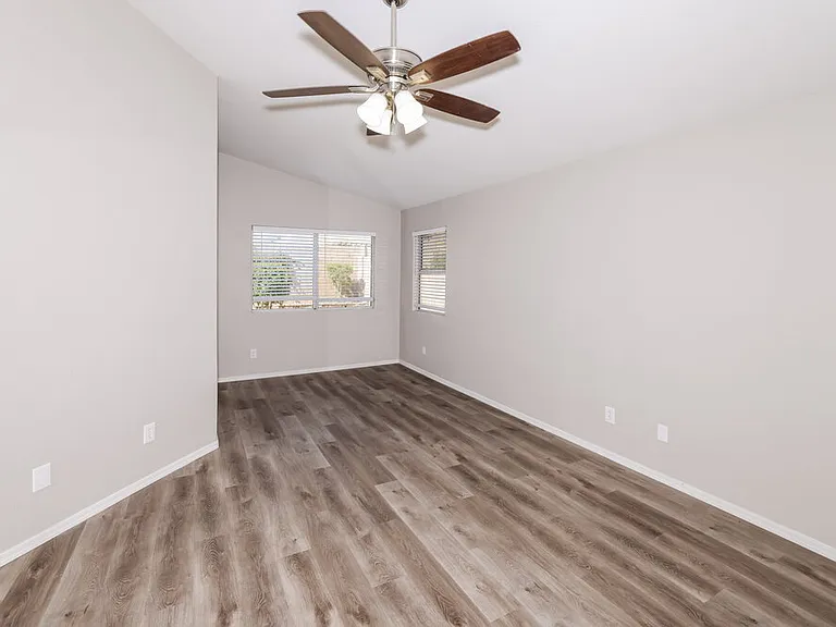 3916 E Morrow Dr — Photo 8