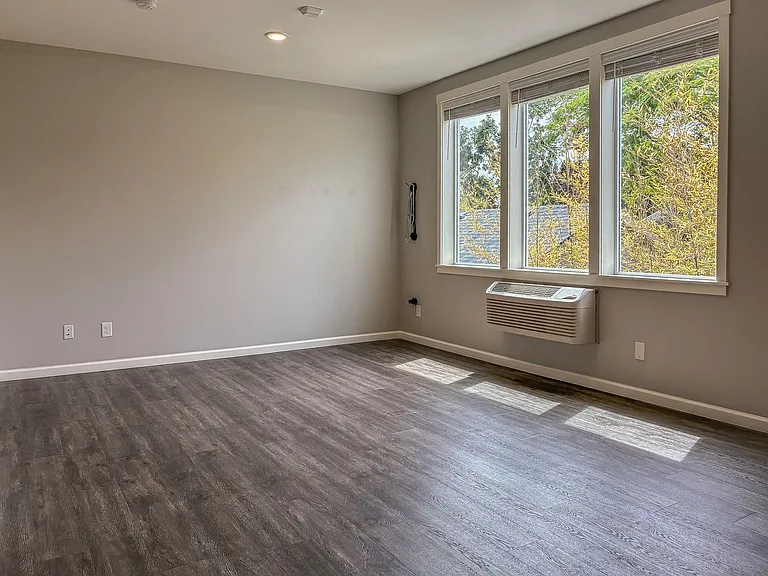 7100 N Greenwich Ave — Photo 7