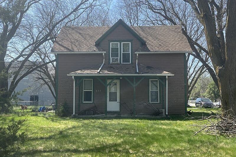 1st image of 621 Ivan St