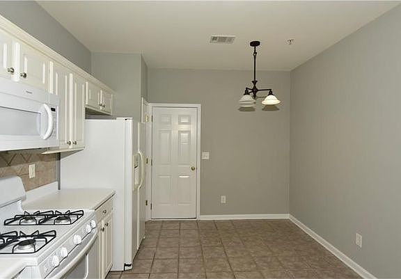 4th image of 260 Regent Sq