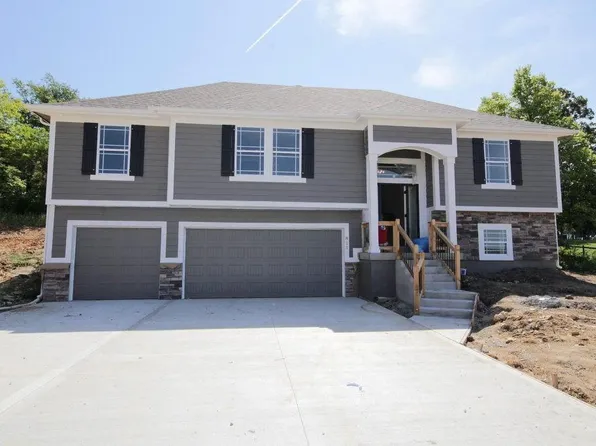 1402 NW Maple Dr, Grain Valley, MO 64029