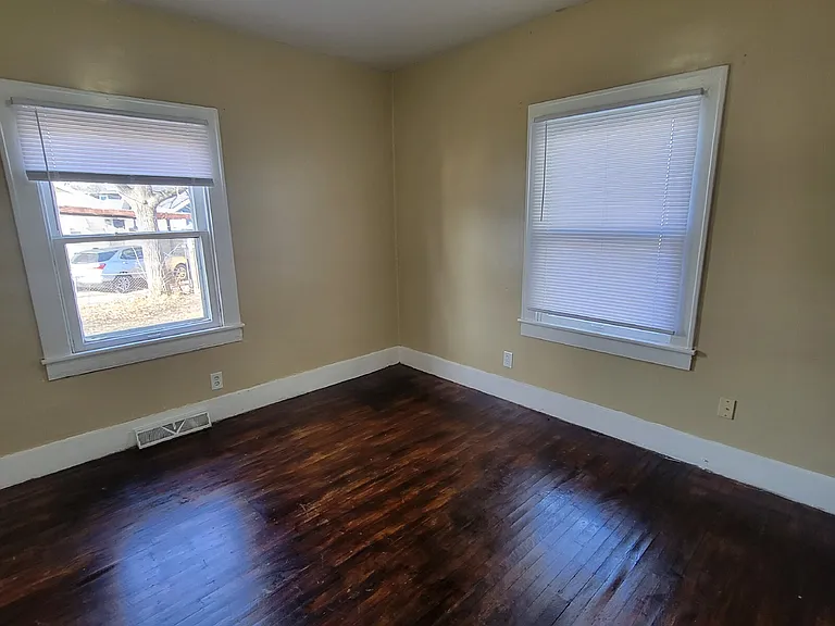 222 N Pershing Ave — Photo 8