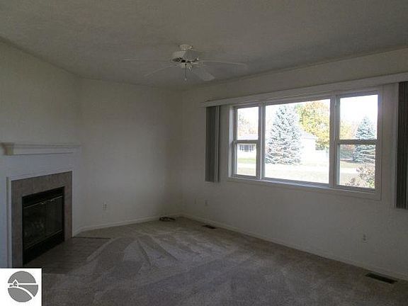 5th image of 2190 Holland Cir