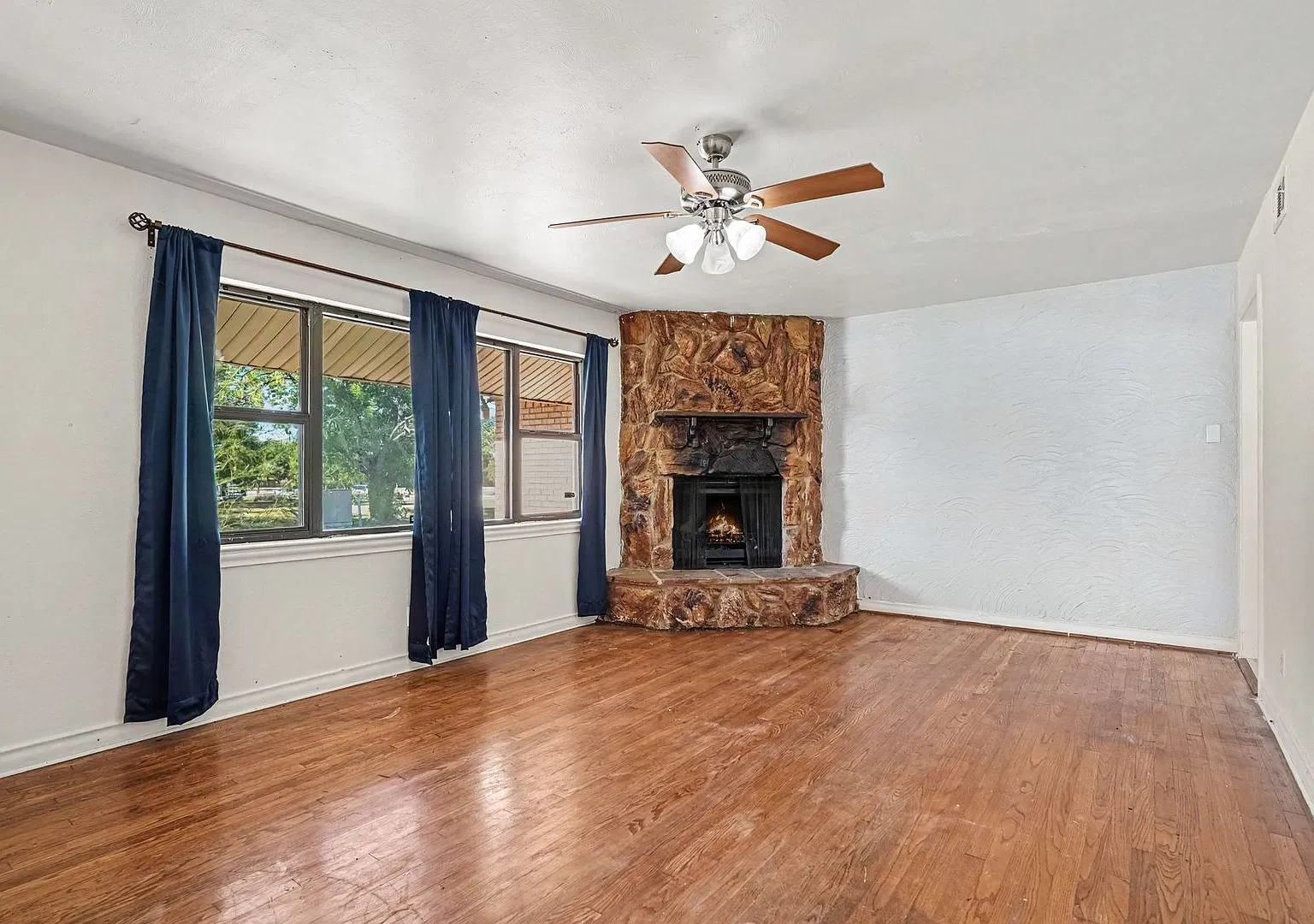 Welcome to this 3-bedroom, 2-bathroom single-family home in Casa View Oaks, a well-established Ea... — Photo 2