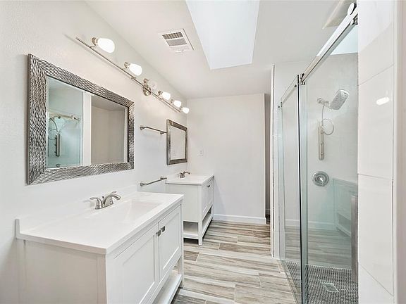 2nd image of 914 Coachlight Dr
