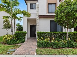 965 NE 211th St, Miami, FL 33179