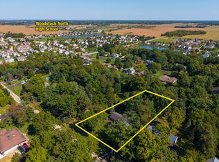 908 Hickory Rd, Woodstock, IL 60098