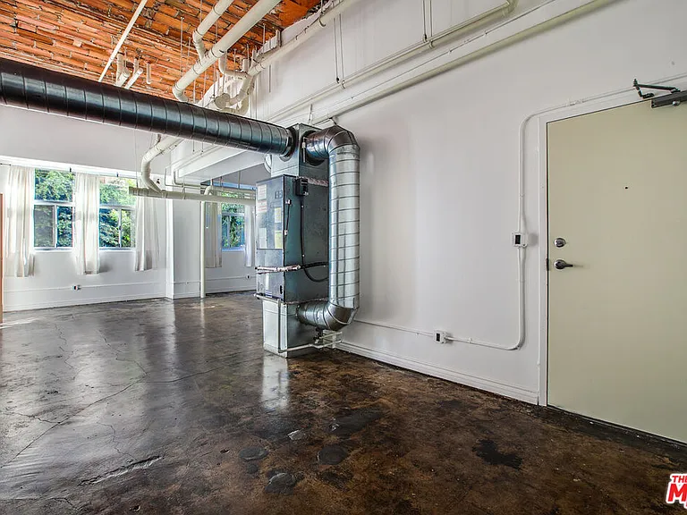 215 W 7th St #201 — Photo 2