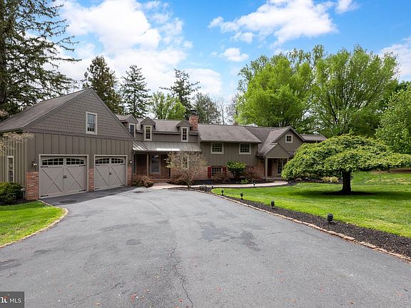 3rd image of 1324 College Hill Dr
