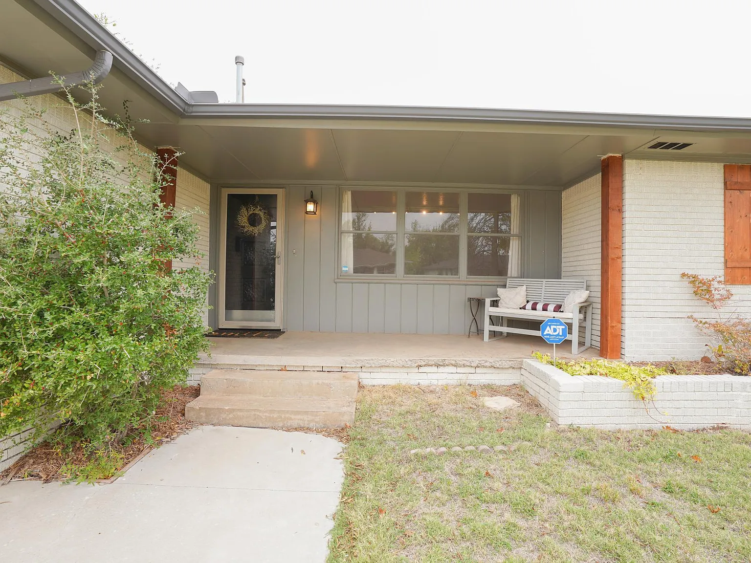 3 bed, 1.5 bath, 1146 sqft, $1,500 — Photo 2