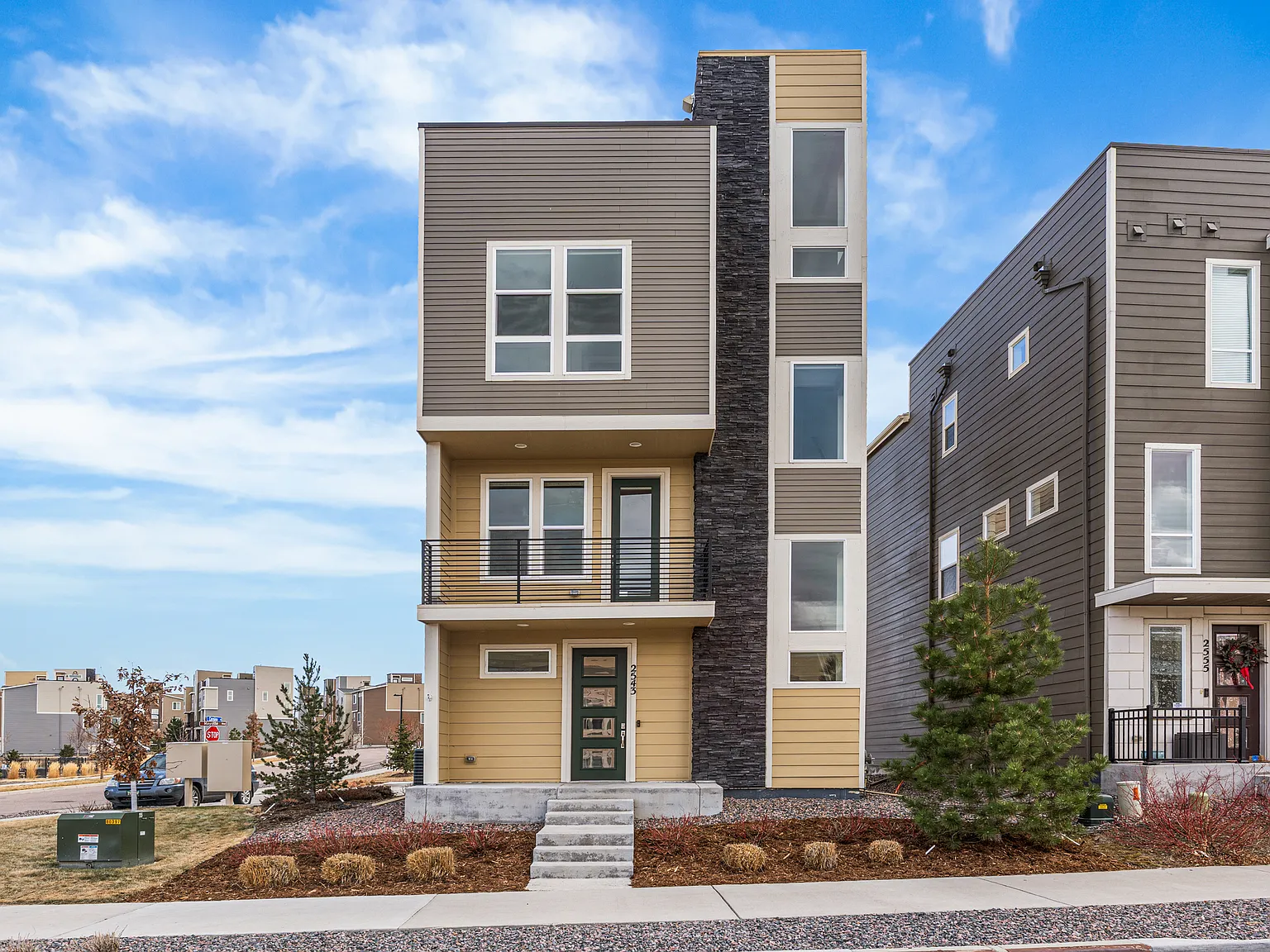 2 bed, 1921 sqft, $2,950 — Photo 1