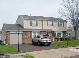 12 Maplewood Dr, Levittown, PA 19056