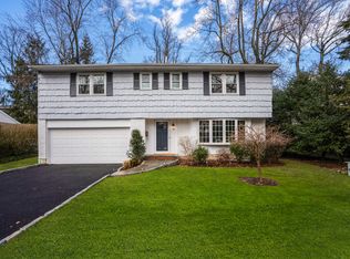 26 Sherwood Dr, Larchmont, NY 10538