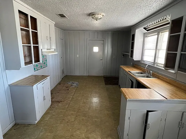 3233 Riviera St — Photo 5