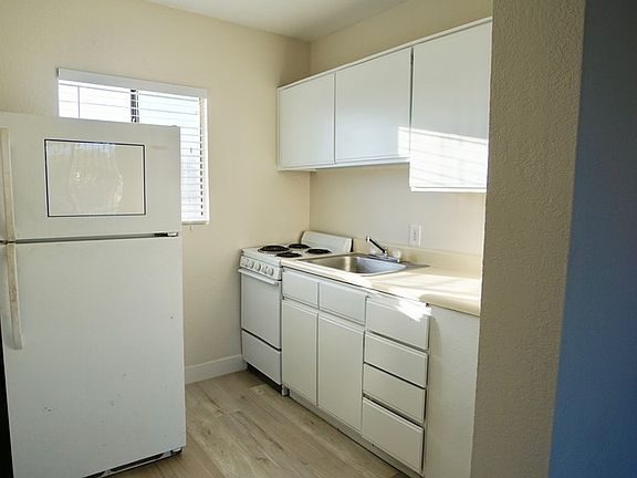 4th image of 480 Rexford Dr APT 10