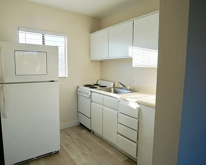 480 Rexford Drive — Photo 4