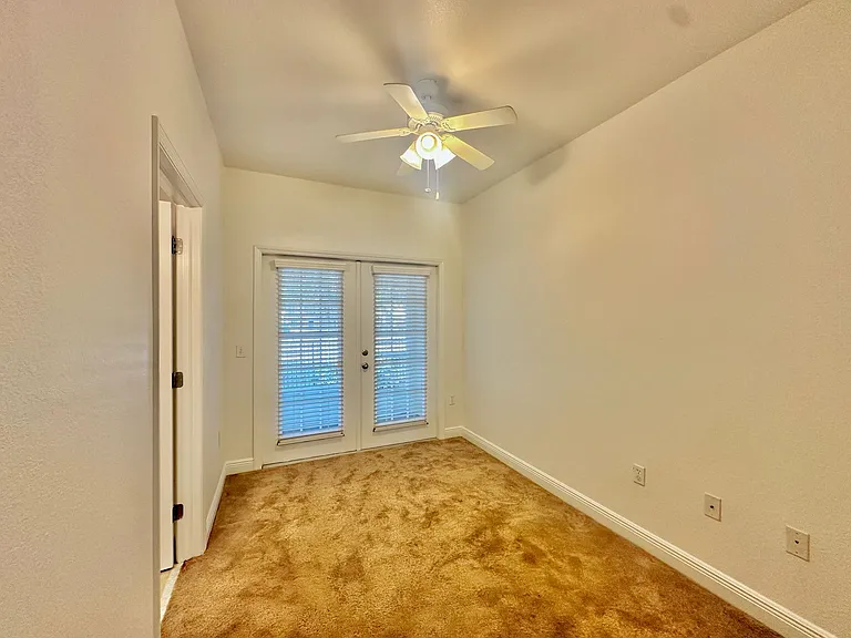2926 SW 35th Pl #6 — Photo 6
