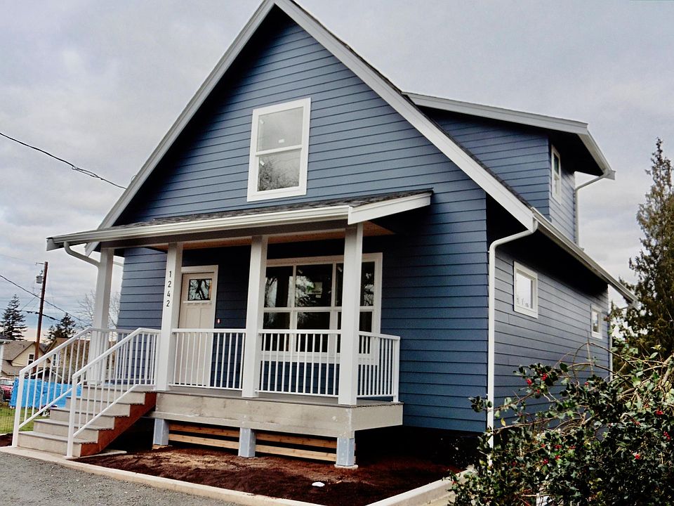 Front entry on Franklin St. (goes into main living area).