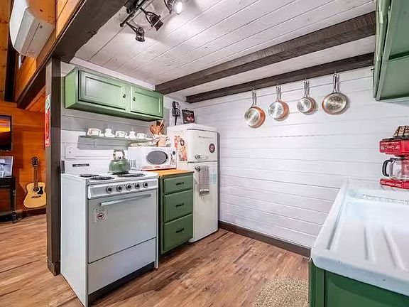 4th image of 1878 Little Cove Rd