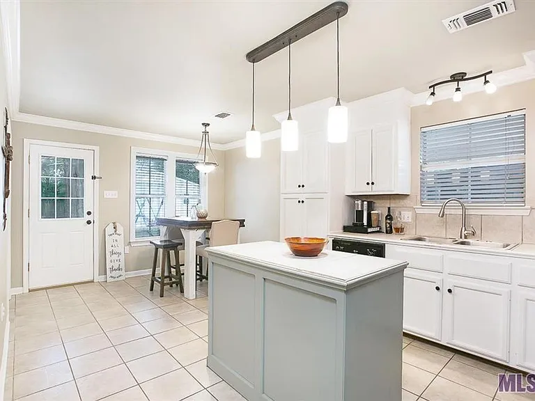 17160 Parker Heights Dr — Photo 6