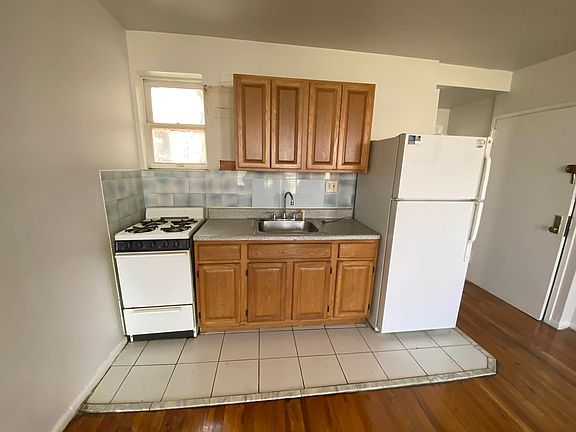 5th image of 2849 W 20th St #2F