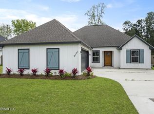 9121 Seahorse Ave, Ocean Springs, MS 39564