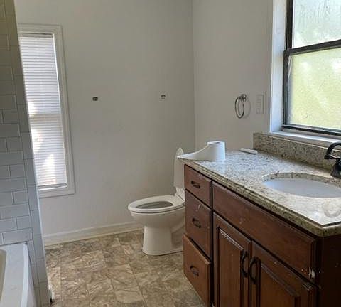 5th image of 2835 Eaton Ave