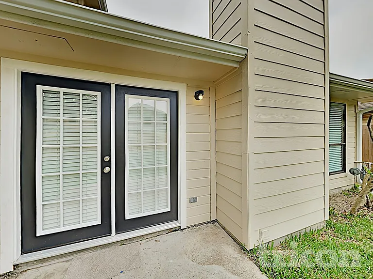 1050 Maclesby Ln — Photo 16