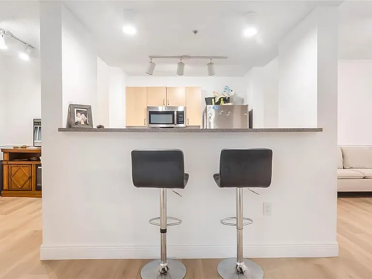 533 NE 3rd Ave — Photo 6