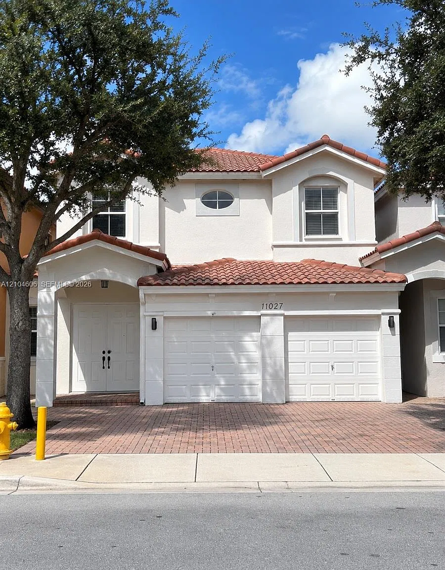 Islands At Doral Townhome — Photo 1