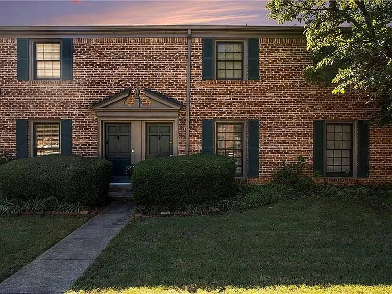 3121 Colonial Way #E — Photo 1