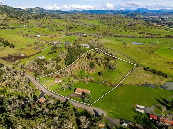 1610 Arcadia Dr, Roseburg, OR 97471