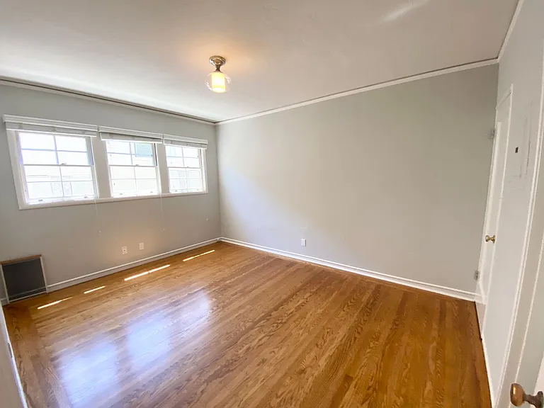 Bellevue Apartments — Photo 33