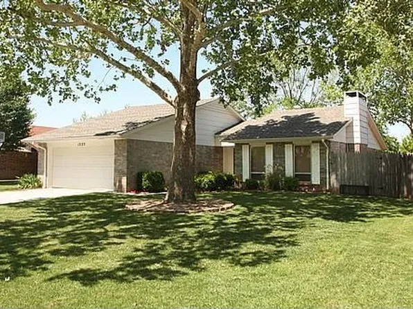 1225 Val Genes Rd, Edmond, OK 73003