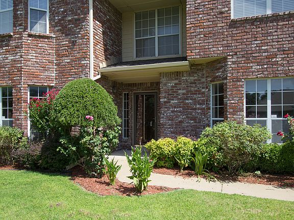Inviting Walkway & Prof Landscaping