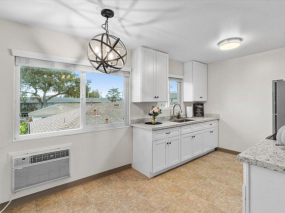 5th image of 1339 Park Dr #12A