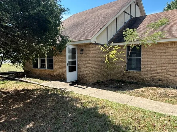 104 Cedar Creek Dr, Groesbeck, TX 76642