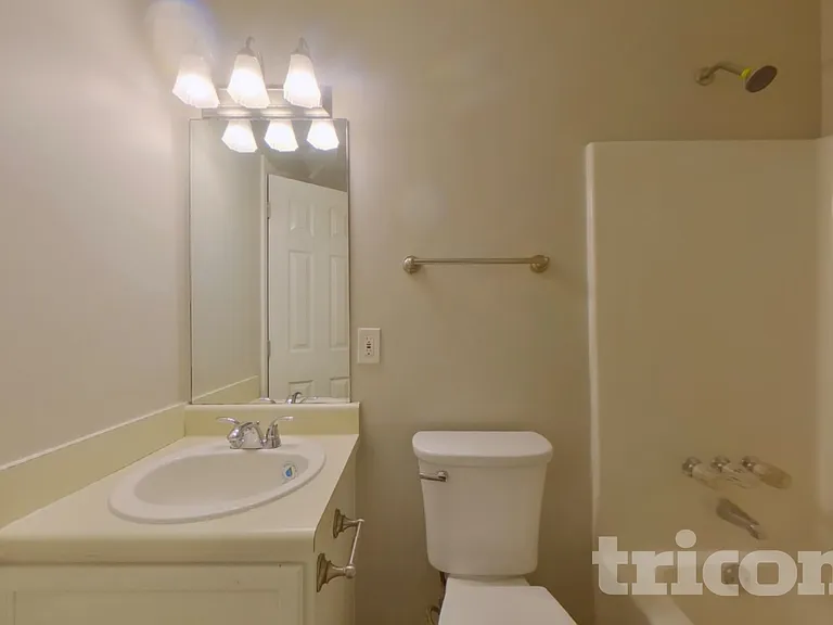 726 Westbury Dr — Photo 17