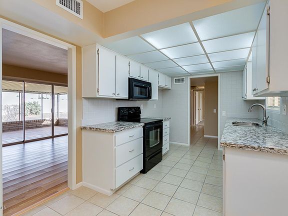 3rd image of 11002 W Willowbrook Dr