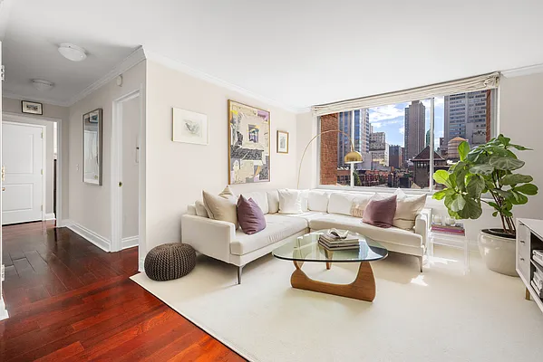 Living room, photo 2