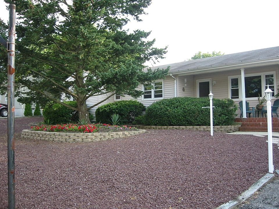 1 front view of sprawling ranch
