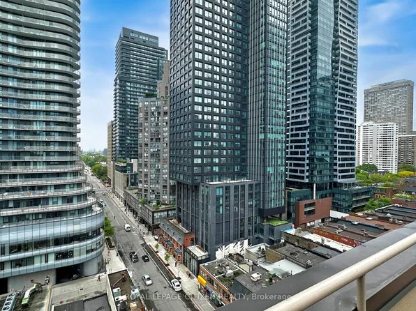 555 Yonge St #302, Toronto, ON M4Y 3A6